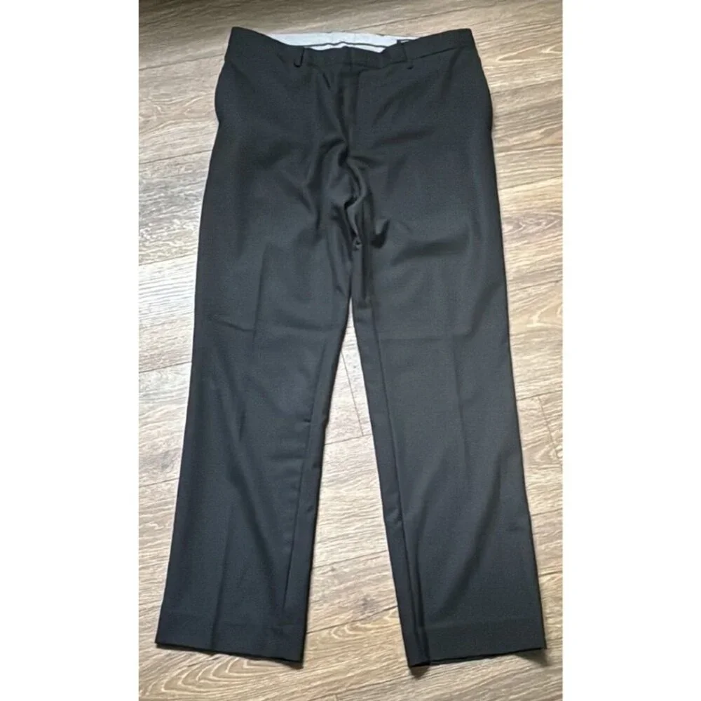 Banana Republic Classic Fit Men's Dress pants. Size 38x34 tagged 34/34 Jordan
